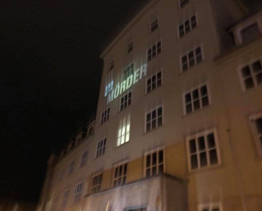 Der "Mörder"-Schriftzug auf dem Dessauer Polizeirevier.