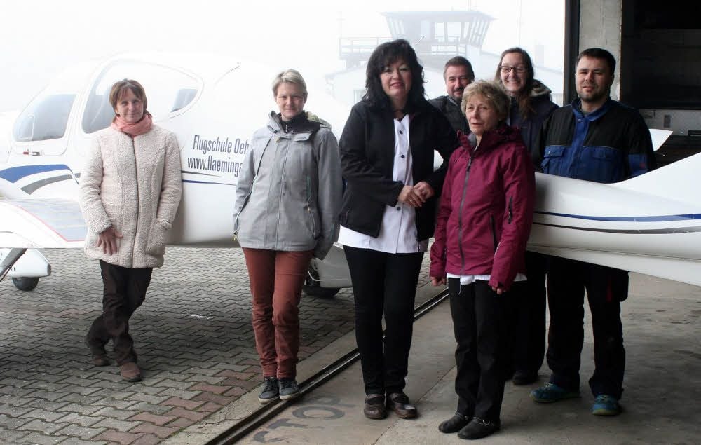 Der Großteil des Zellendorfer Fläming-Air-Teams (von links): Monika Hackel (Geschäftsführerin), Doreen Röcklebe (Werftleiterin), Manduela Schreiber (Flugplatzrestaurant „Stolpervogel“), Jens Einführer (der fliegerische Mann für alles), Marina Adam („Stolpervogel“), Carola Steinert (Geschäftsführerin) und Manfred Gebhardt (Leichtflugzeugbauer).