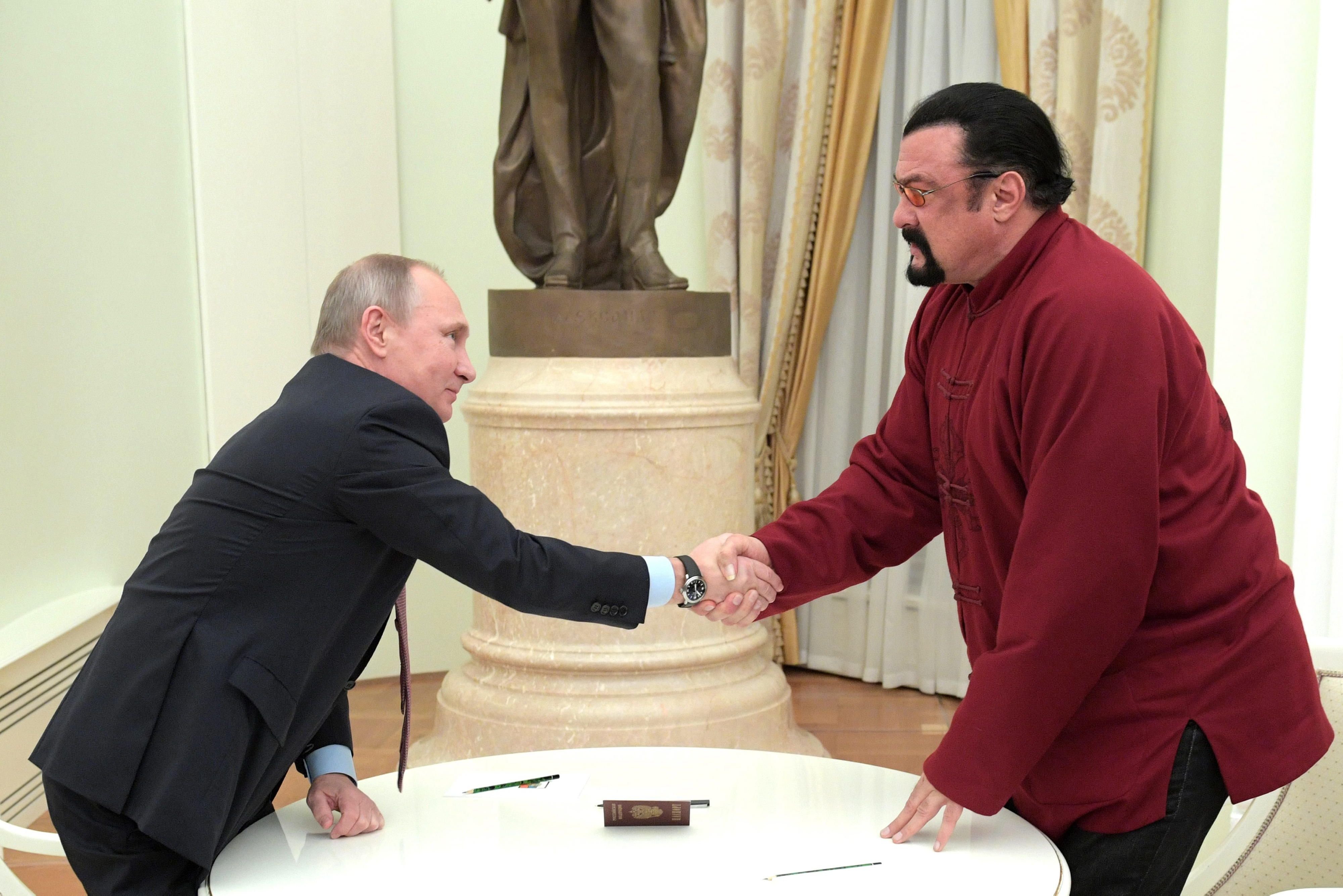 Steven Seagal (r.) beim Treffen mit dem russichen Präsidenten Vladimir Putin.
