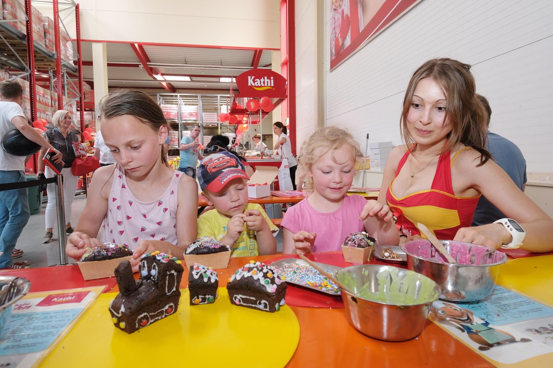 Beim Hoffest standen die Kinder im Mittelpunkt. Dort, wo eigentlich die Backmischungen lagern, konnten sie Kuchen verzieren.