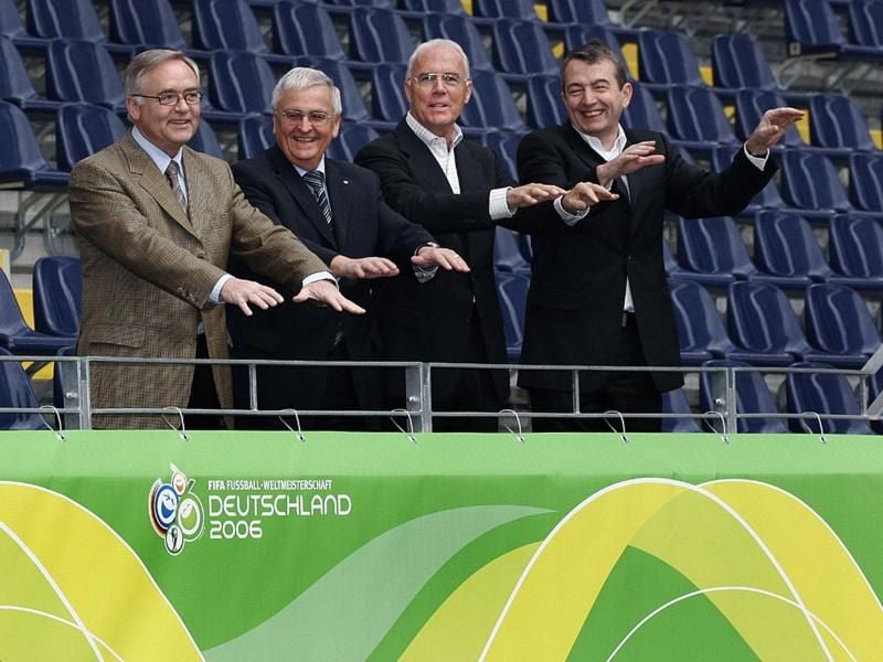 Das Präsidium des Organisationskomitees für die Fußball-WM 2006 (l-r): Horst R. Schmidt, Theo Zwanziger, Franz Beckenbauer und Wolfgang Niersbach. Foto: DB Kunz/dpa