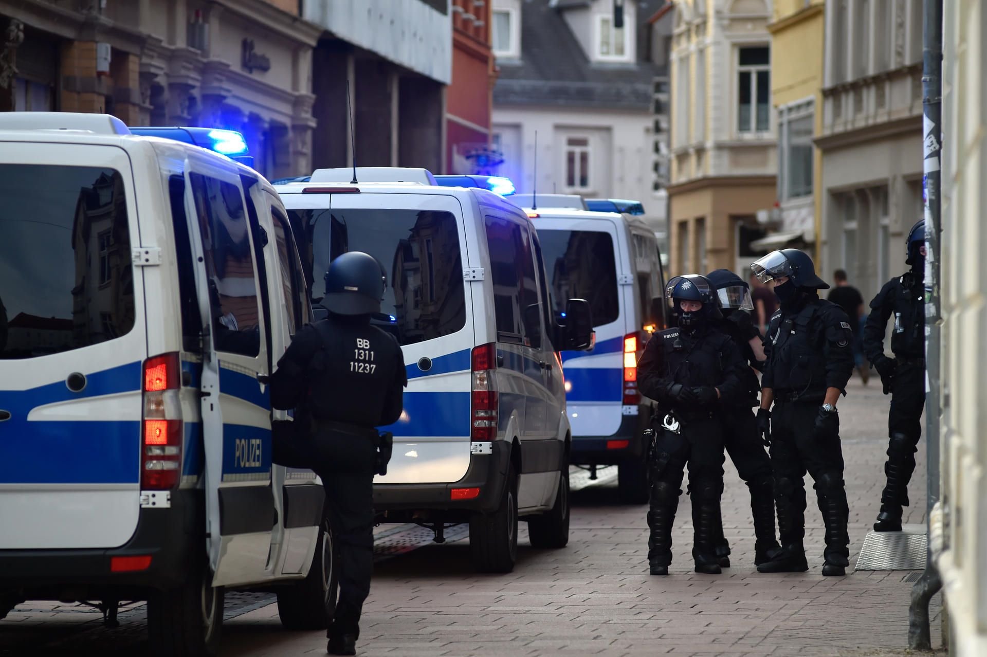 Die Polizei sichert beide Demonstrationszüge - des rechten und des linken Spektrums - ab.