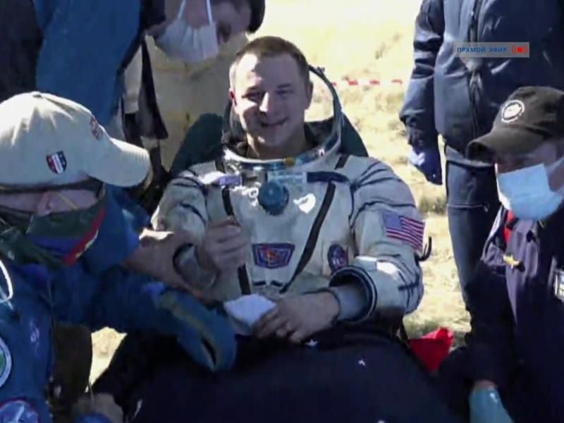 Videostandbild des US-Astronauten Andrew Morgan kurz nach der Landung der russischen Raumkapsel Sojus MS-15 in der Steppe von Kasachstan. Foto: Roscosmos Space Agency/AP/dpa