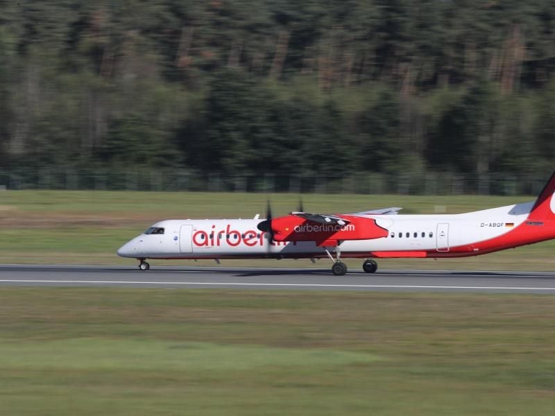 Ein Flugzeug der Fluglinie Air Berlin rollt auf der Startbahn. Foto: Daniel Karmann/Archiv