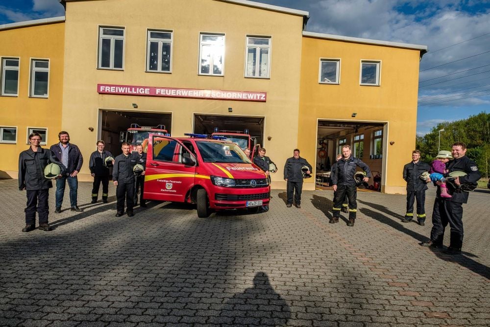 ...und Ankunft in Zschornewitz: der neue Mannschaftstransportwagen der Ortsfeuerwehr.