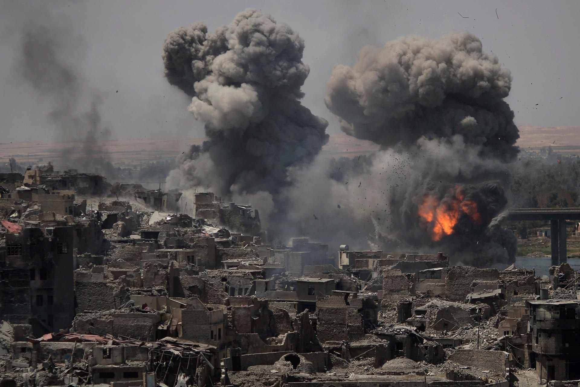 Rauch und Explosionen sind nach Luftangriffen auf Stellungen der Terrormiliz Islamischer Staat (IS) in Mossul (Irak) zu sehen.