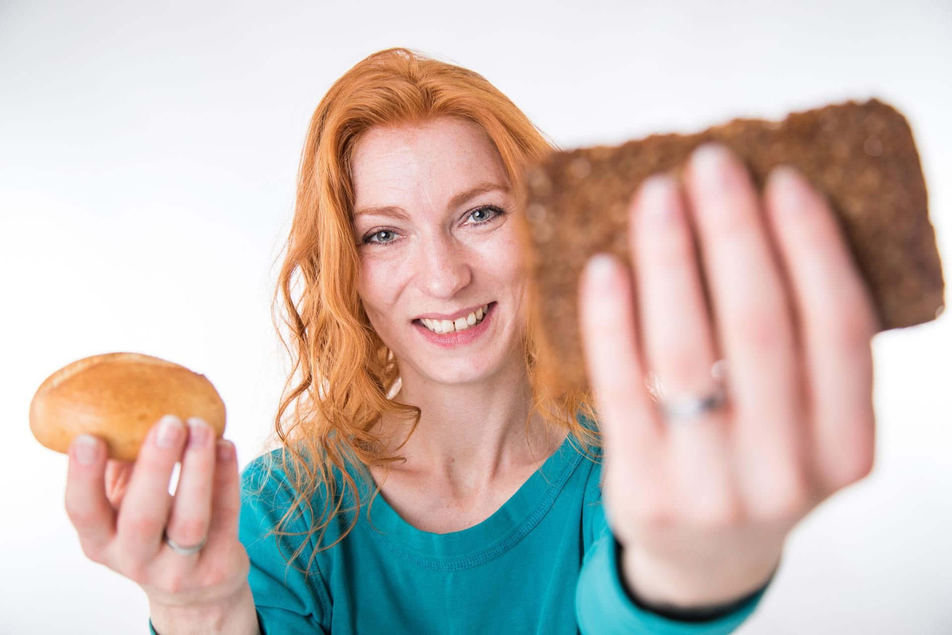 Kohlenhydrate genießen momentan keinen sehr guten Ruf - zu Unrecht, sagen Experten. Man muss nur die richtigen wählen, zum Beispiel Vollkornbrot statt Weizenmehlbrötchen.