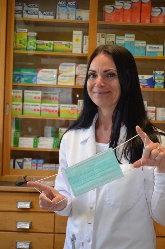 Flora-Apotheke in Hedersleben: Apothekerin Christiane Tetzel zeigt, wie man einen Mund-Nasen-Schutz anlegt.