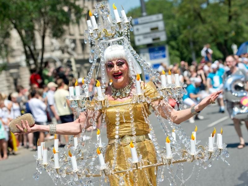 Bunte Outfits und hämmernde Techno-Töne beim CSD in München. Foto: Sven Hoppe/dpa