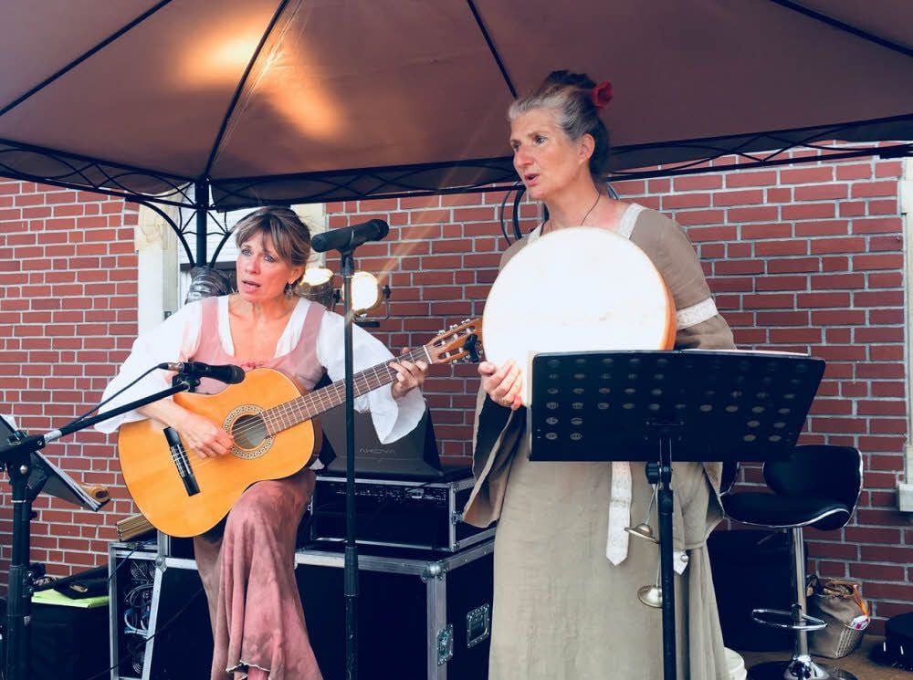 Für die passende Musik zum Sachsenspiegeltag sorgte u.a. das Duo „Spilara“ mit Ingeborg Nielebock (r.) und Maike Hintzsche.