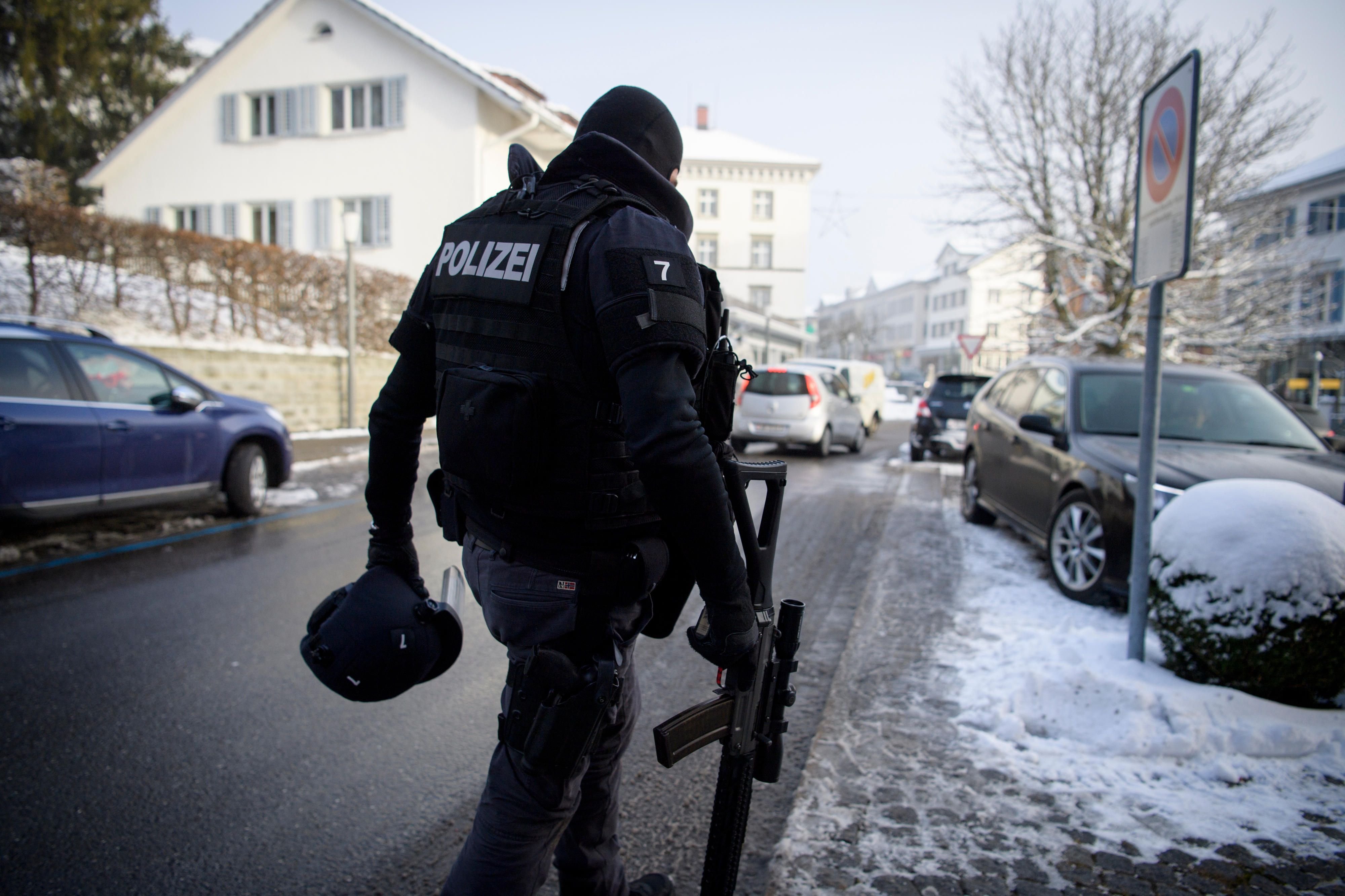 Ein vermummter Polizist, aufgenommen am Dienstag in Heiden. Gemäß Kantonspolizei kam es bei einer Hausdurchsuchung zu einer Schießerei.