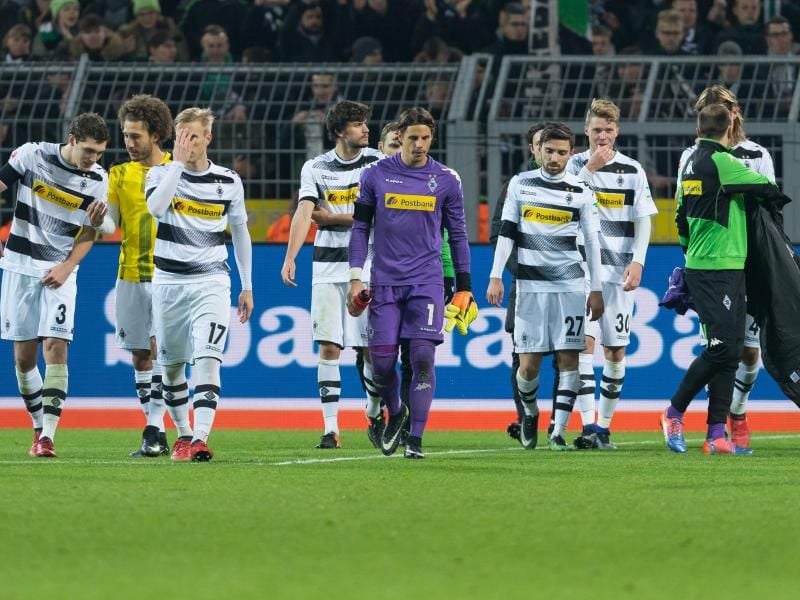 Die Profis von Borussia Mönchengladbach schlichen in Dortmund mit hängenden Köpfen vom Platz. Foto: Guido Kirchner