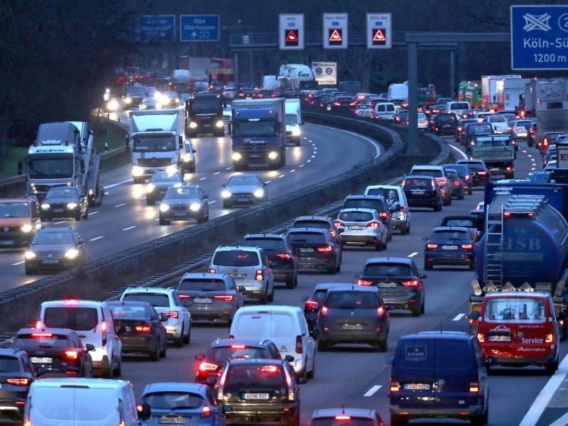 Autos und Lkw stehen im Stau. Foto: Oliver Berg/dpa/Archivbild