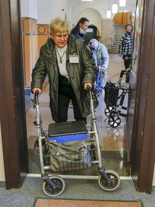 Am Eingang zum Bürgerbüro hat Monika Küßner beim Rollator-Test einige Probleme.
