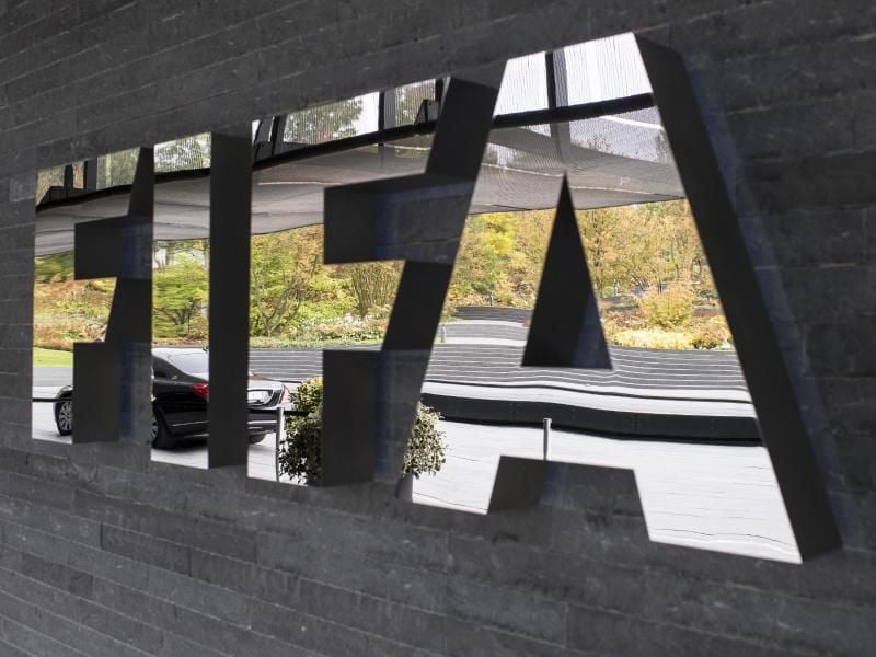Die FIFA stellt den nationalen Verbänden zur Bewältigung der Folgen der Coronavirus-Pandemie Hilfen in Aussicht. Foto: Ennio Leanza/KEYSTONE/epa/dpa