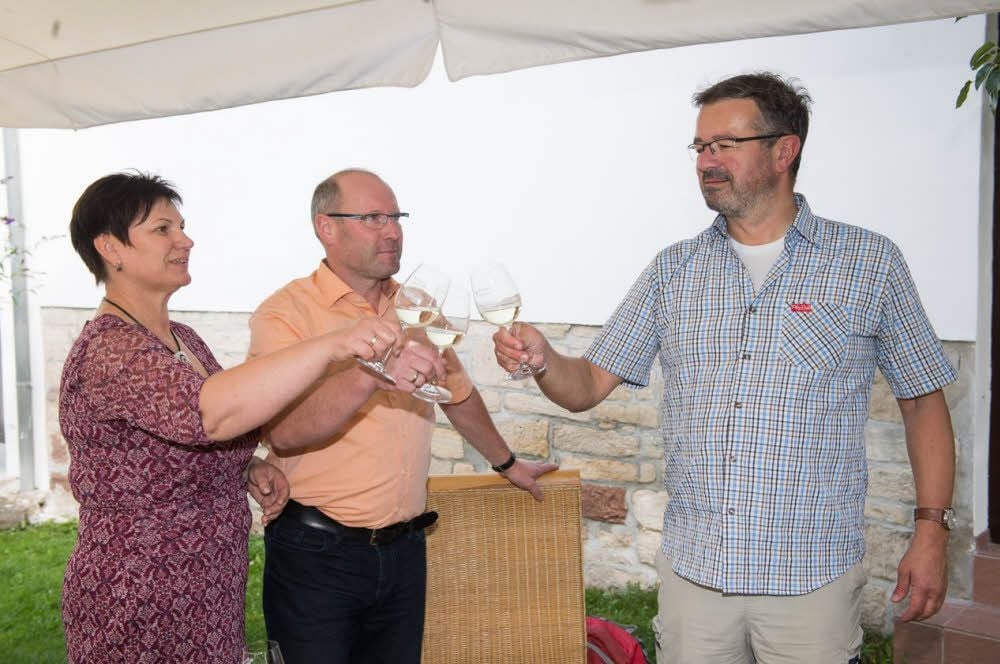 Wander-Papst Manuel Andrack stößt mit Gerd Wölbling und Silke Köhler-Wölbling auf der Terrasse ihres Weingutes an. Im Glas: ein Kernling, Jahrgang 2016.