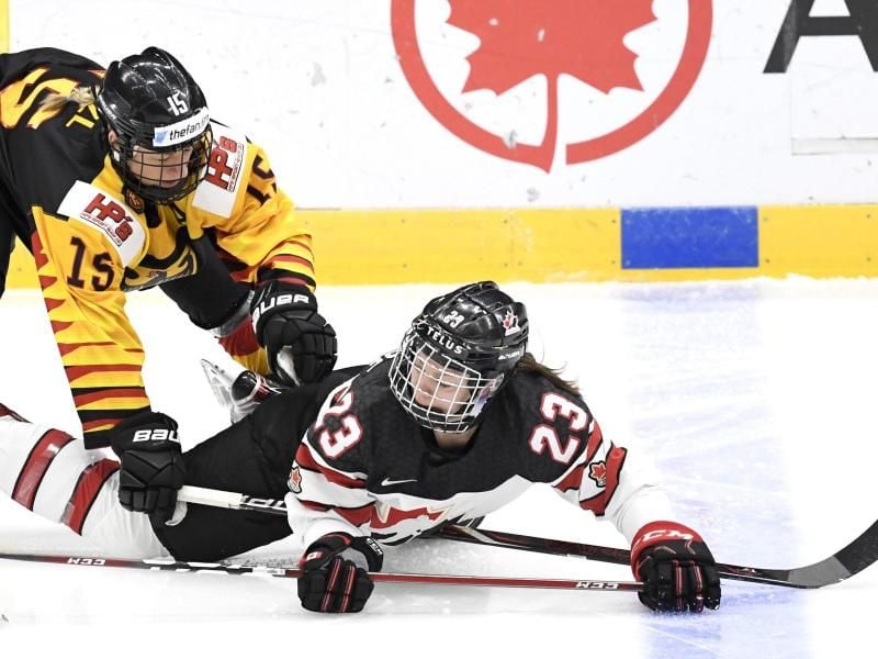 Kanadas Erin Ambrose liegt am Boden. Foto: Heikki Saukkomaa/Lehtikuva