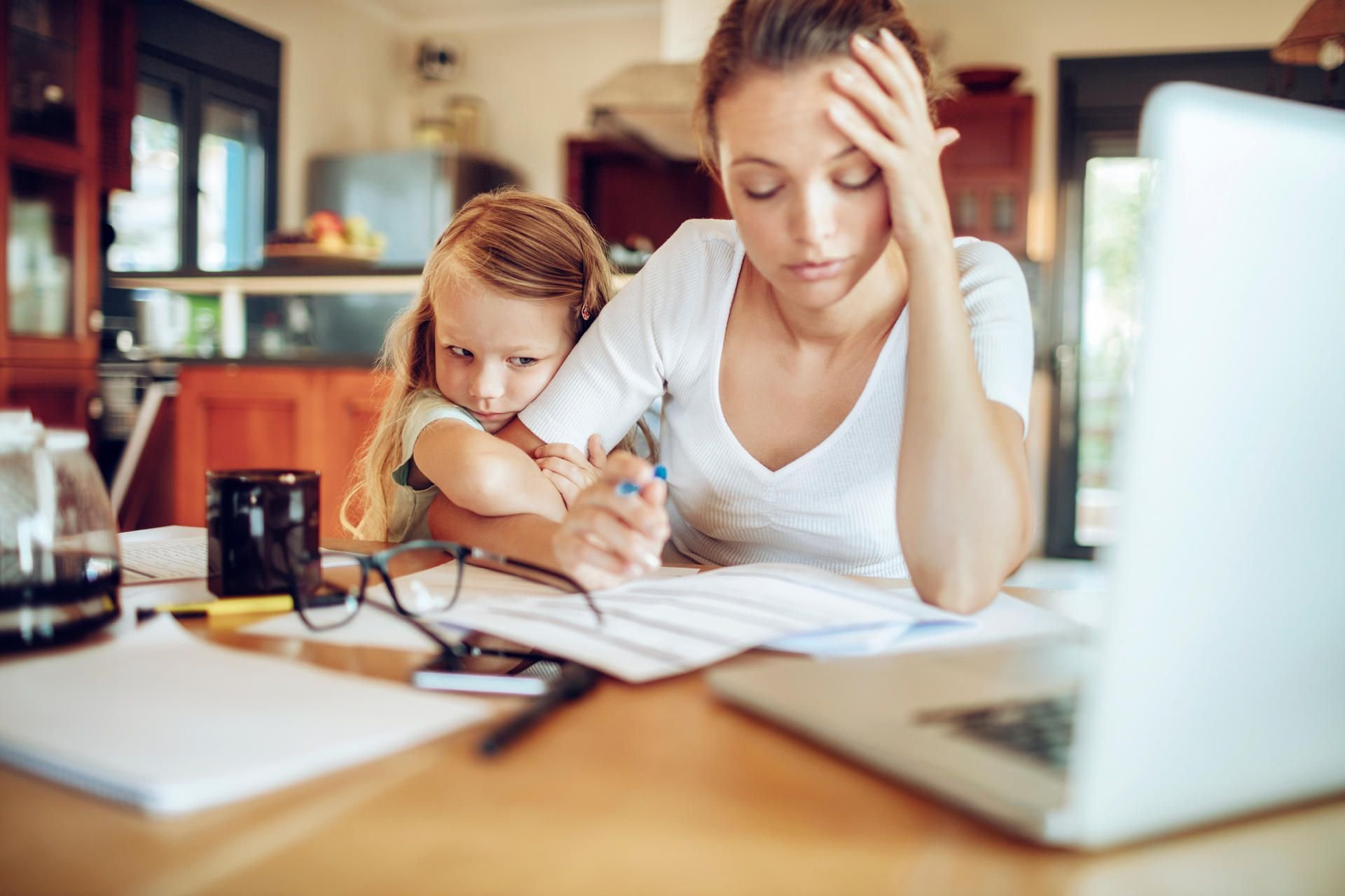 Viele Eltern müssen ab sofort im Homeoffice arbeiten und gleichzeitig ihre Kinder versorgen. Kann das fünf Wochen lang gut gehen?
