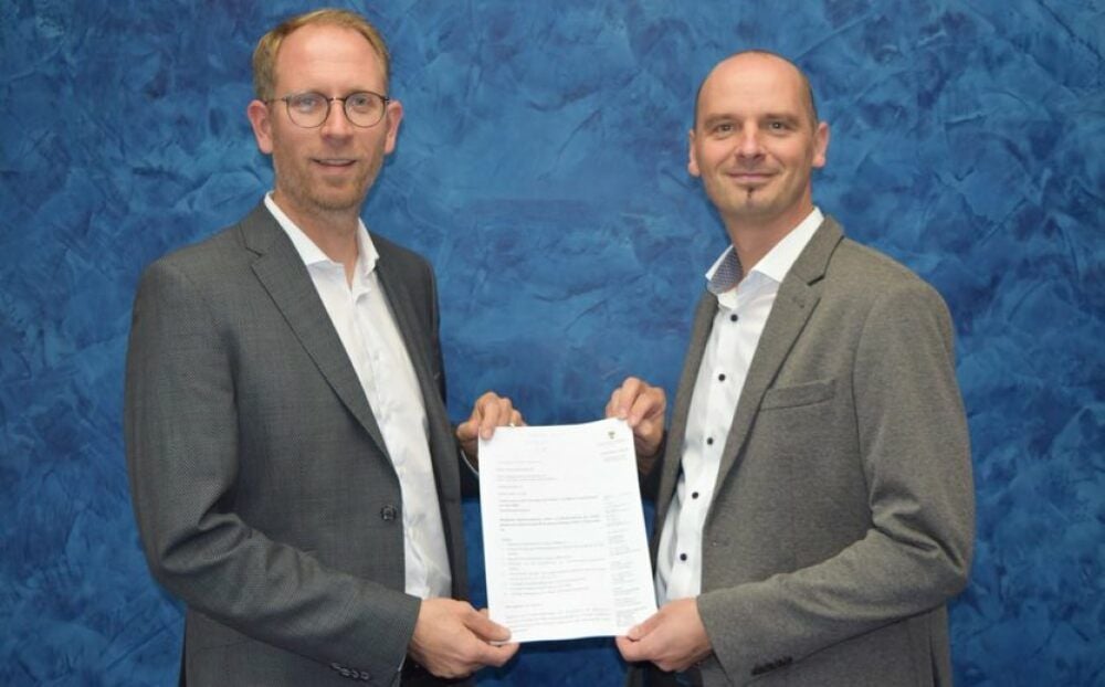 Freuen sich über den Fördermittelbescheid, die Vorstände der Wohnungsgenossenschaft Dessau, Nicky Meißner (li.) und Matthias Kunz