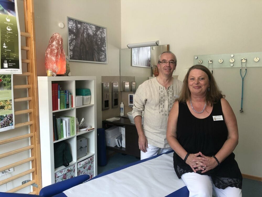Neues Angebot im wiedereröffneten Gesundheits- und Kurmittelzentrum in der Bodetal-Therme: Die Heilpraktiker Elisabeth Johanna und Dieter Stanek freuen sich auf die Arbeit in Thale.