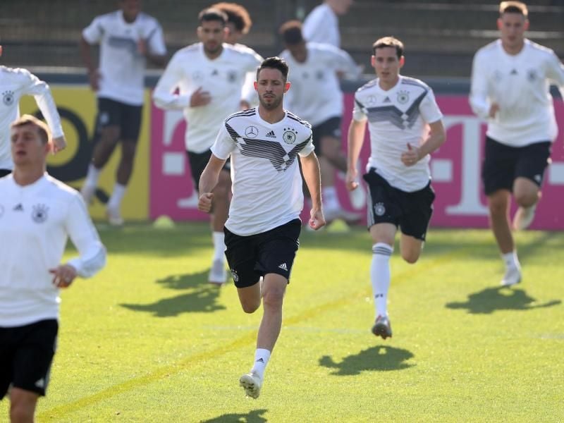 Mark Uth (M) beim Training der Nationalmannschaft in Berlin. Foto: Jens Büttner