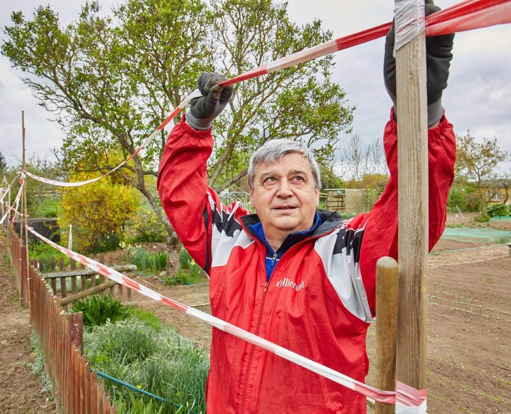 Roland Krahl sichert den Garten seines Sohnes in der Sparte „Erholung“ in Aderstedt. Dort schlagen gleich mehrere Tierarten zu.