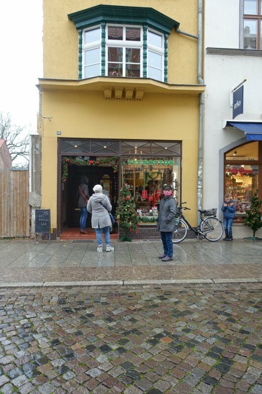 Um genügend Abstand zum Nächsten musste man sich am Samstag in der Altstadt offenbar nicht sorgen, Schlange aber gab es durchaus.