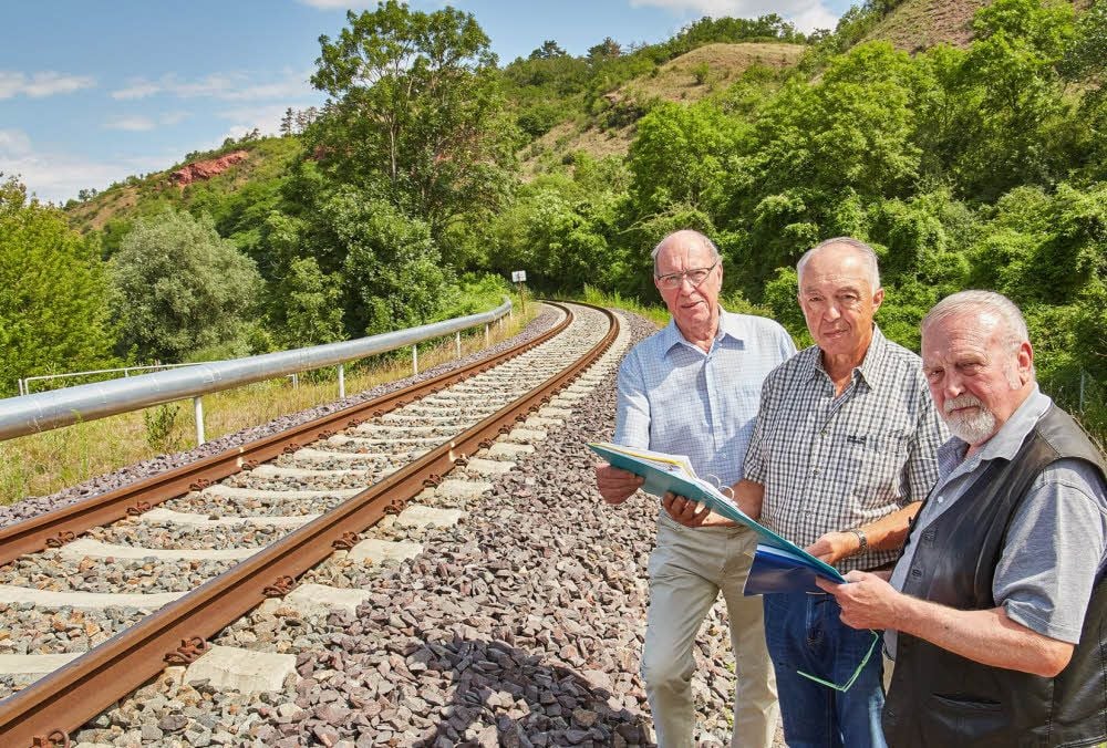 Peter Stuffrein (von links), Christian Dietze und Peter Walzel vom Industrieverein stehen auf der Bahnstrecke, die durch das Saaletal in Richtung Könnern führt.