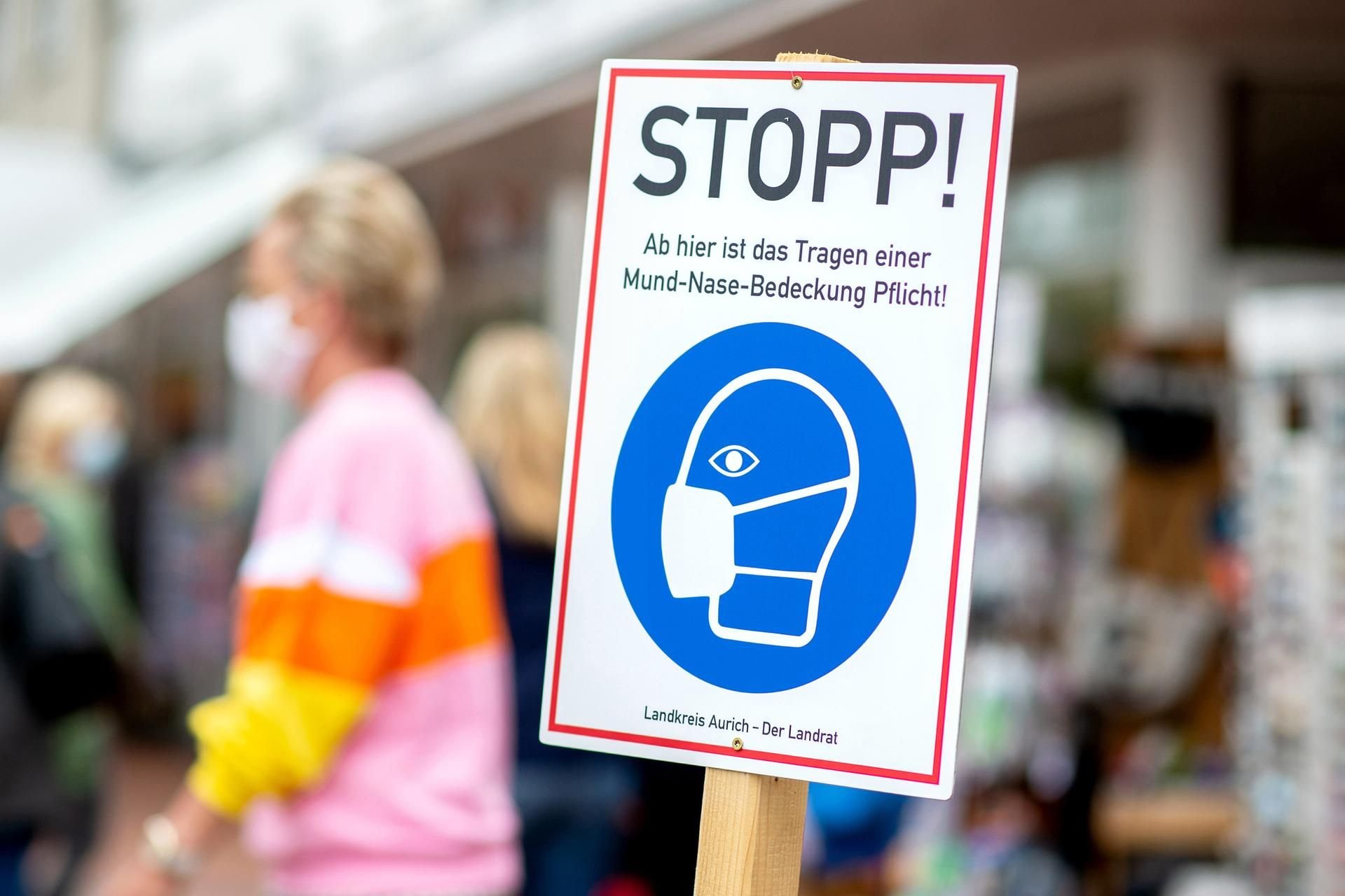 Die Mund- und Nasenmaske soll kleine Tröpfchenpartikel, die Menschen beim Sprechen, Husten oder Niesen abgeben, abfangen.