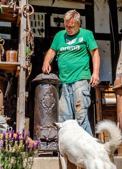 Hartmut Schröter arbeitet alte Dinge, wie diesen Ofen, auf.
