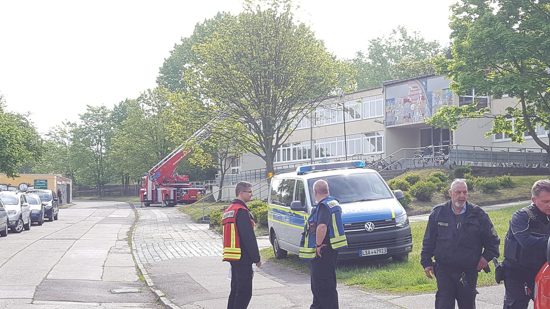 Polizei und Feuerwehr sind an der Albrecht-Dürer-Grundschule in Halle im Einsatz.