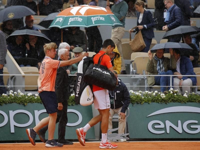 Wegen starken Regens wurde das Halbfinale von Novak Djokvic gegen Dominic Thiem auf den Samstag vertragt. Foto: Michel Euler/AP