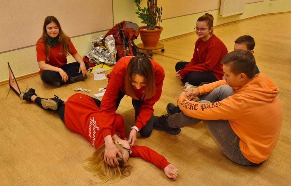 A und O der Ersten Hilfe: Die stabile Seitenlage gehört dazu. Schülerinnen des Schulsanitätsdienstes üben sie bei der Johanniter-Unfallhilfe.