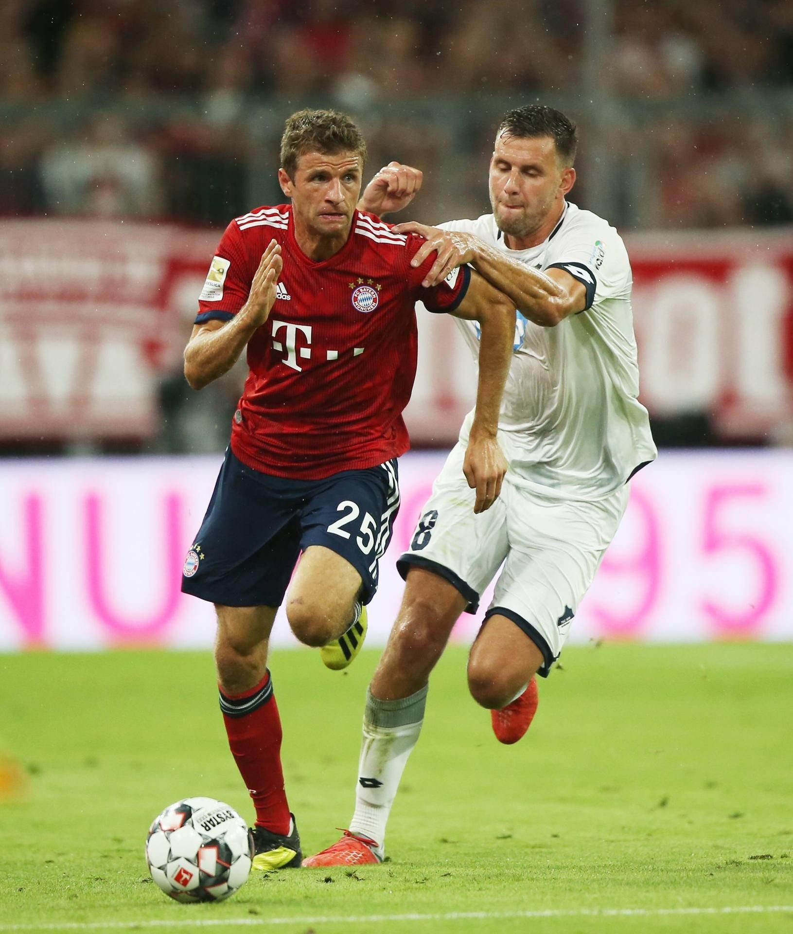 Thomas Müller im Laufduell mit Hoffenheims Adam Szalai.