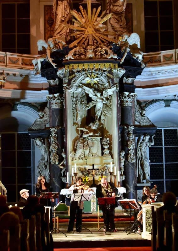 Schütz einmal anders mit Gavino Murgia, Guillemette Laurens, Fanny Paccoud, Michel Godard, Marthe Perl und Bruno Helstroffer (von links).