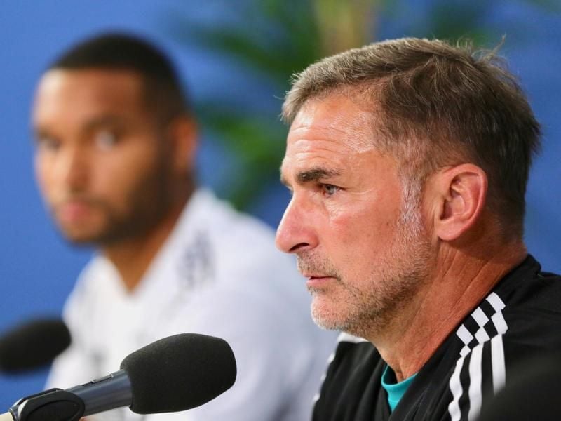 U21-Trainer Stefan Kuntz (r) und Kapitän Jonathan Tah diskutieren über Aberglauben. Foto: Cézaro De Luca