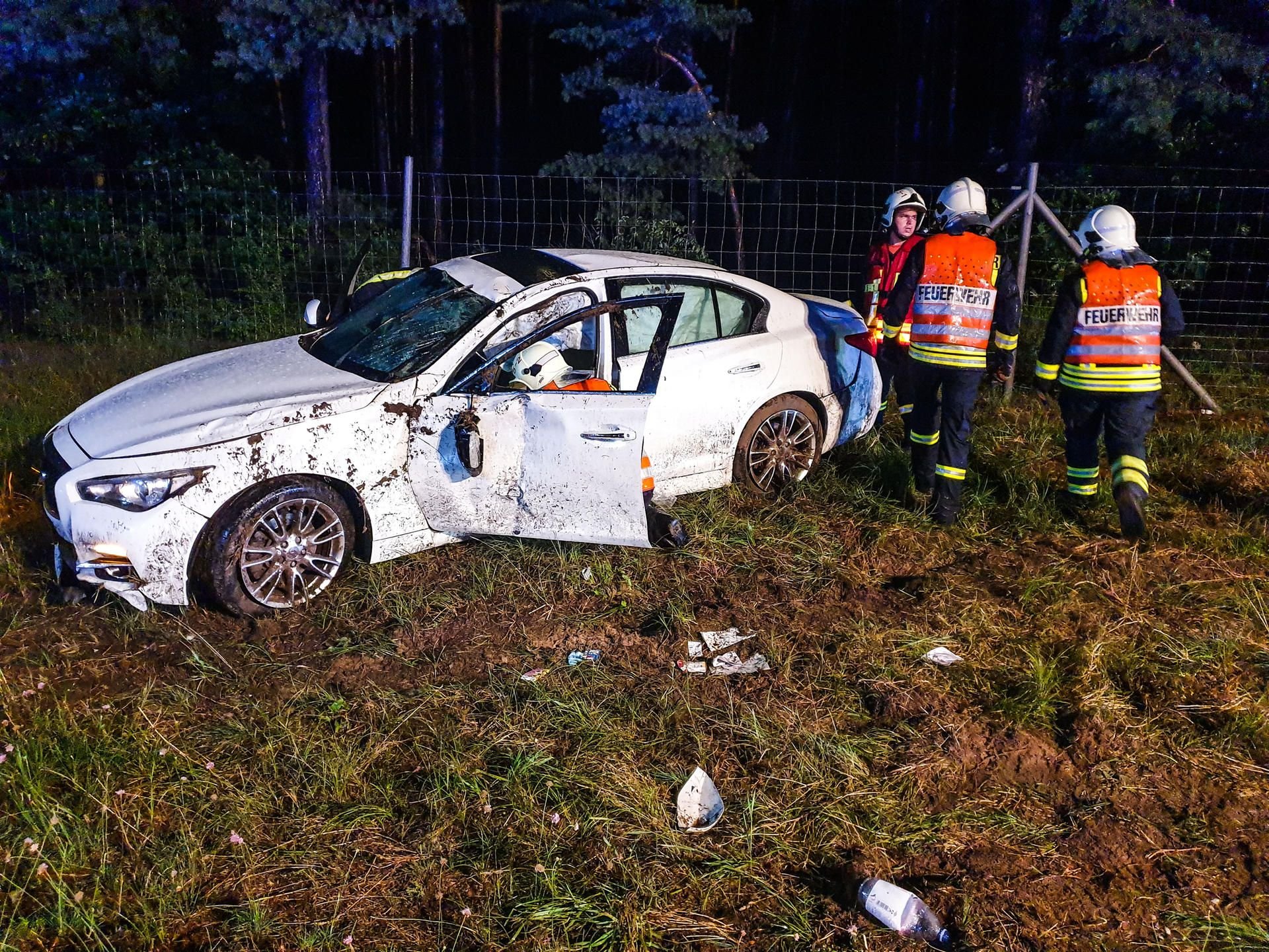 Beelitz: Feuerwehrmänner sind bei einem Unfall auf der Autobahn 9 neben einem verunfallten Wagen im Einsatz.