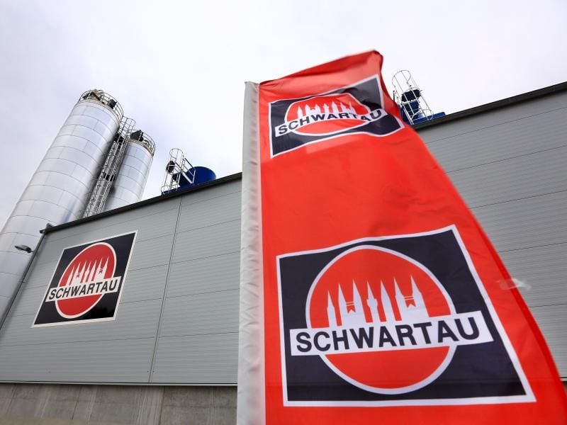 Firmenlogo an der Außenfassade der Schwartauer Werke. Foto: Ulrich Perrey