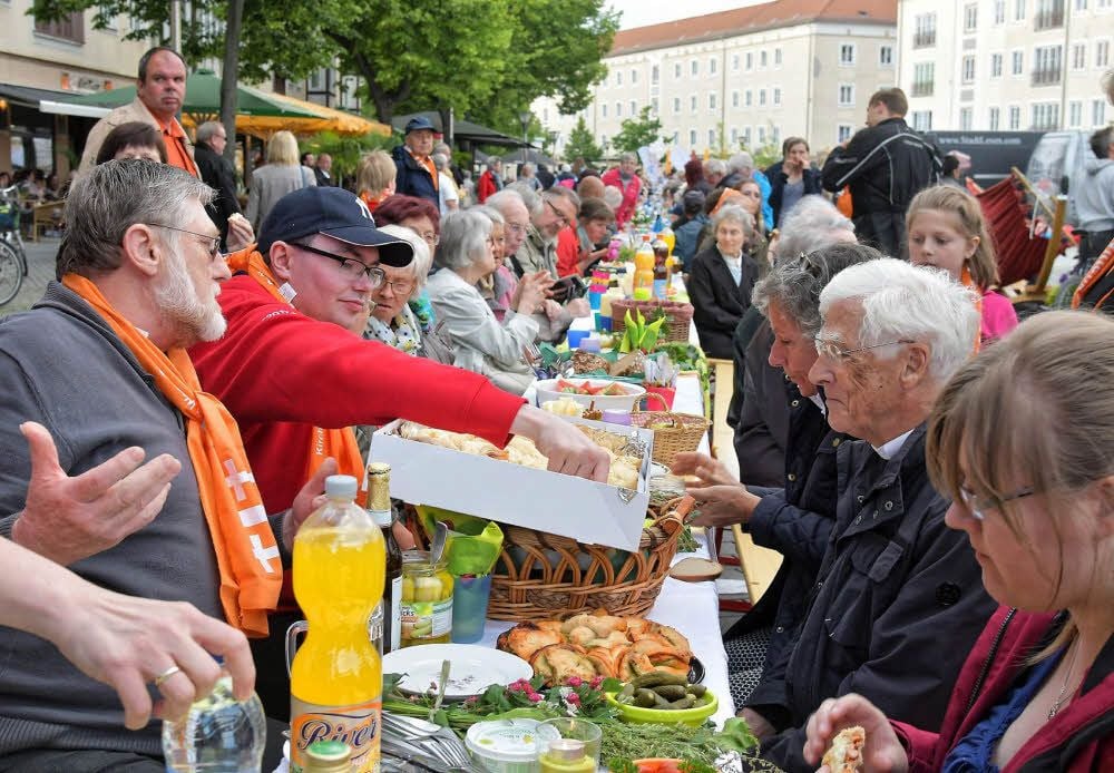 Anhalt-Mahl in der Zerbster Straße: Einzelpersonen, Vereine, Firmen, Institutionen und Initiativen bewirteten ihre Gäste an 220 Tischen.