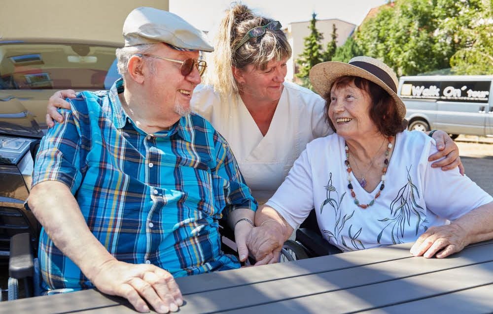 Ilse Bartel (rechts) und Horst Ulrich haben sich im „Schlosshof“ kennen und schätzen gelernt. Das freut auch Pflegerin Marina Grube.