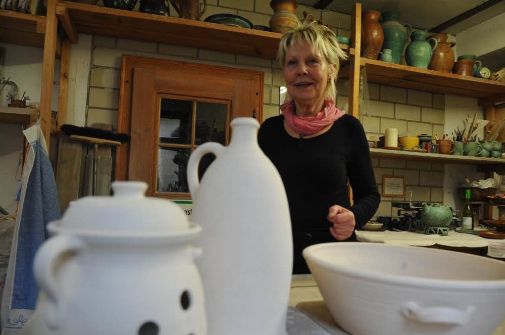 Bei Petra Schütze in Gräfenhainichen können sich Besucher zum Tag der offenen Töpferei auch mal selbst ausprobieren.