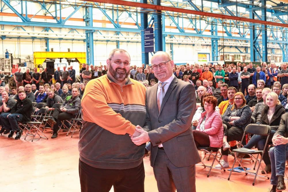 Leitungswechsel im Dessauer Bahnwerk; Neuer Chef ist Olaf Storeck (links). Er löst Michael Otto ab, der im Januar eine neue Aufgabe übernahm.