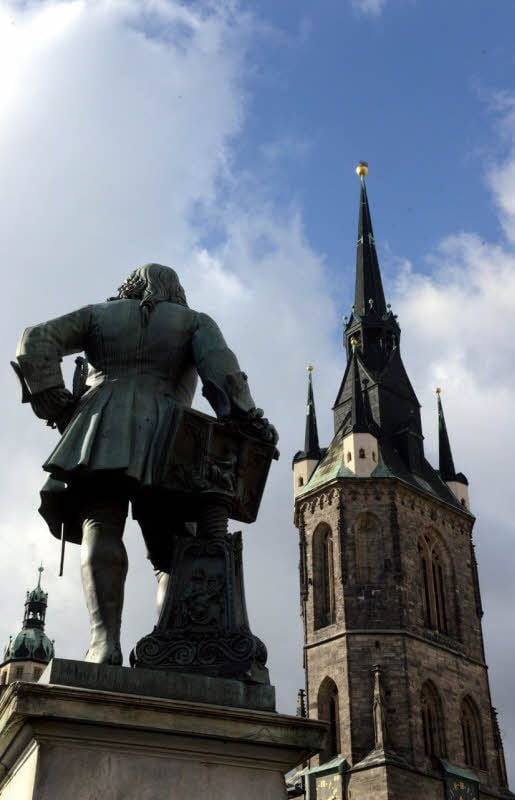 Das Händeldenkmal am Marktplatz in Halle.