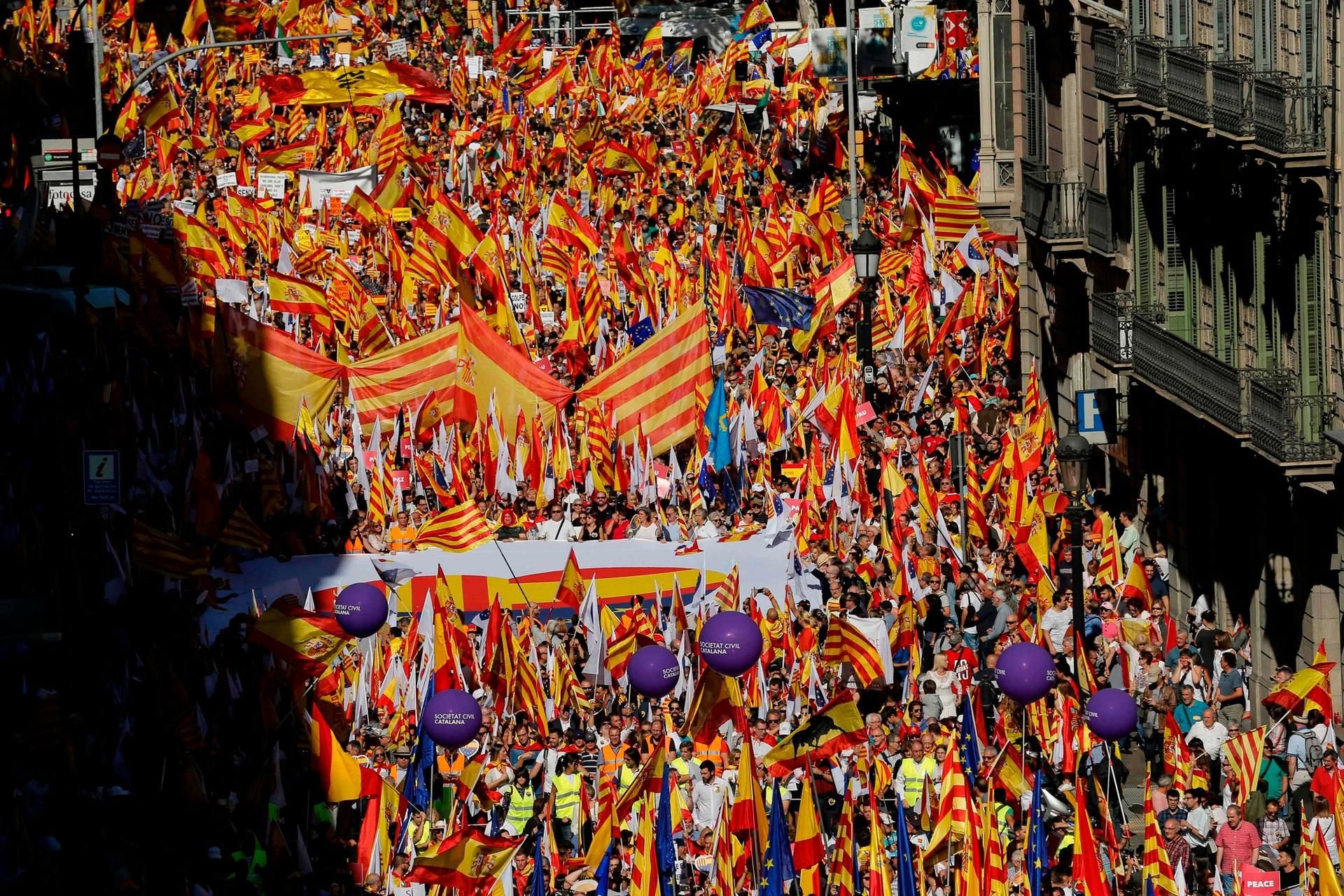 Tausende Katalanen gingen am Sonntag in Barcelona auf die Straße, um gegen die Unabhängigkeitspläne zu demonstrieren.