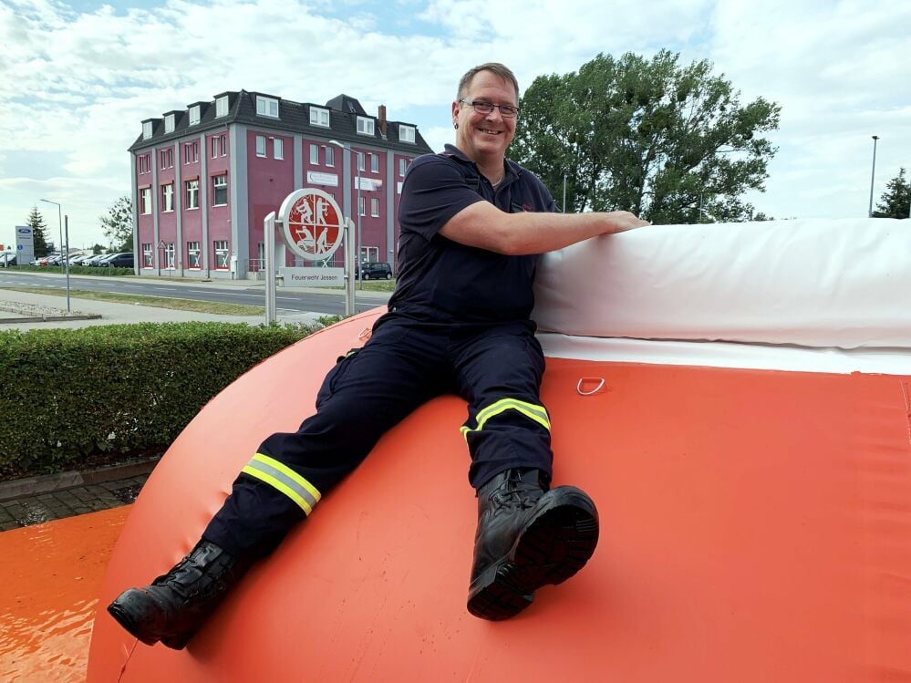 Marcel Böhme freut sich über den Löschwasserbehälter.