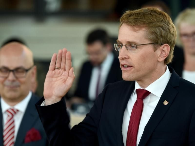 Daniel Günther wird als neuer Ministerpräsident für Schleswig-Holstein in Kiel vereidigt. Foto: Carsten Rehder