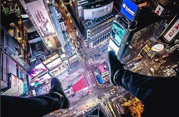 Der Instagram-Star galt als „Adrenalin-Junkie“. Dieses Foto postete Serrano zwei Tage vor seinem Tod. Seine Beine lässt er über dem Times Square baumeln.