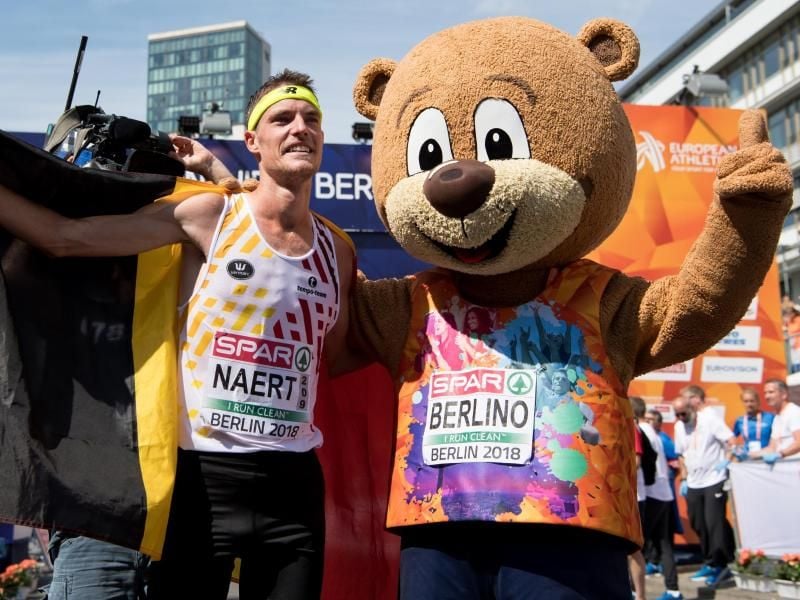 Der Belgier Koen Naert jubelt im Ziel mit dem EM-Maskottchen „Berlino”. Foto: Sven Hoppe