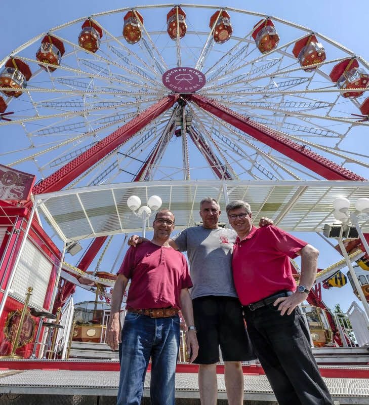 Enrico Sperlich (Mi.), mit den Pfarrern Torsten Heinrich (li.) und Ralf Radix