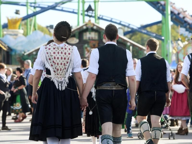 Traditionelle Trachten sind im Trend für das Oktoberfest - ob in München oder im ganzen Land. Foto: Tobias Hase/dpa-tmn